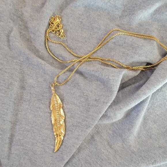 Beautiful Gold Leaf designed with Chrystal Chips Necklace with Chain - Picture 1 of 3